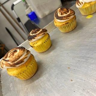 Lemon cupcake with lemon curd and meringue (Copy)