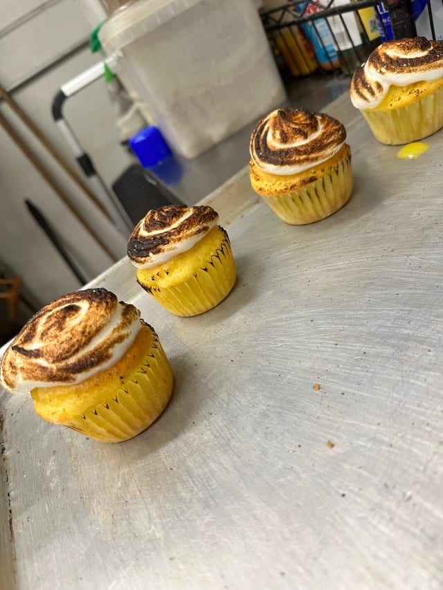 Lemon cupcake with lemon curd and meringue (Copy).